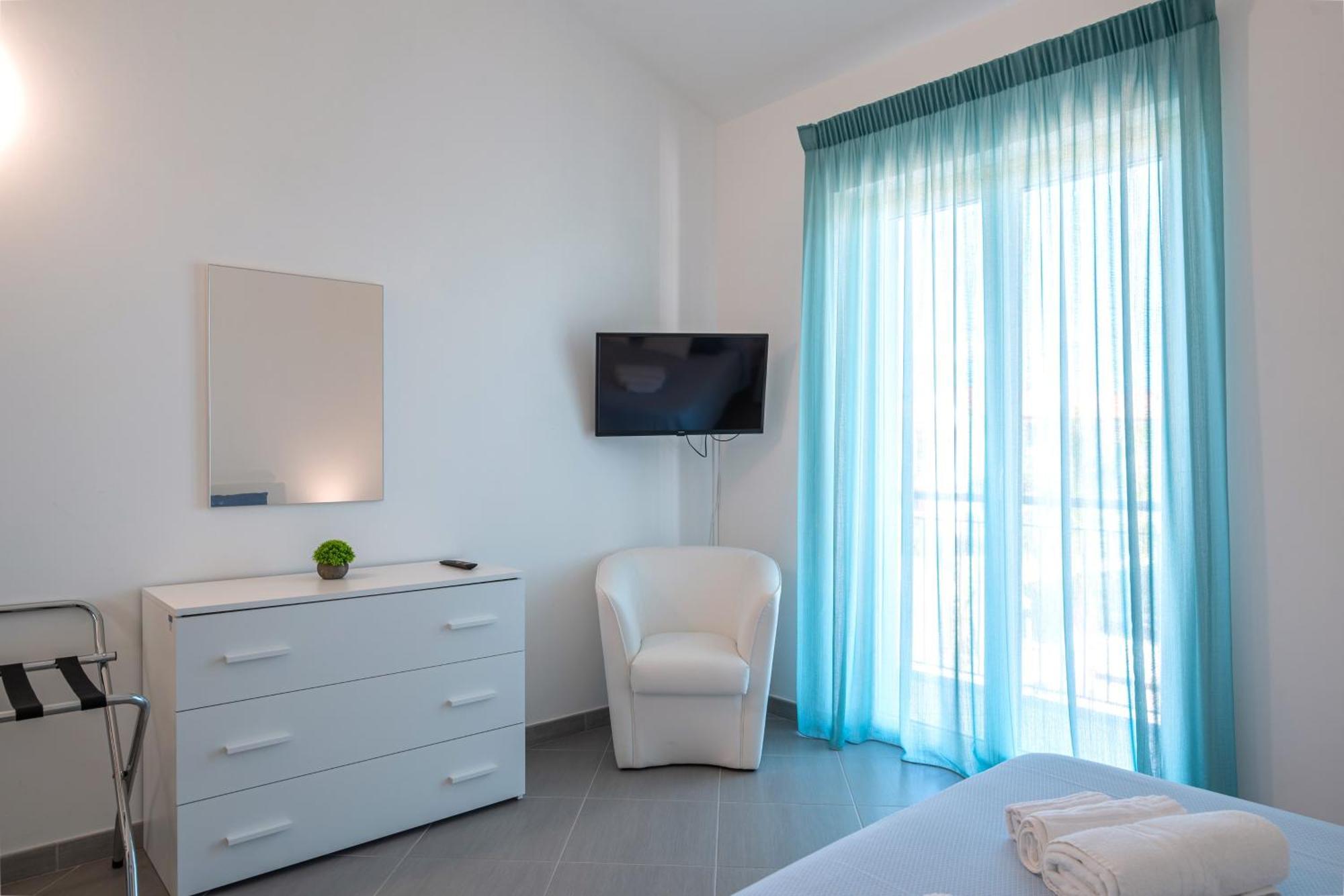 Icaro Residence Apartments With A Beautiful Pool SantʼAgata di Militello Εξωτερικό φωτογραφία